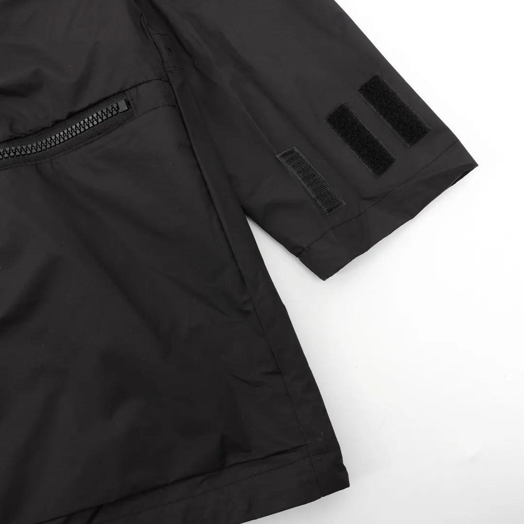 🅿️740 Stone Island/Stone Island outdoor multi-pocket long zipper jacket. In order to restore all the texture of ZP, this year the team spent several months and finally shipped it. All excipients are restored to ZP! Highly permeable laminated fabric Gore-tex imitates water-breathable film, which feels better and more comfortable. The fabric has certain waterproof, windproof and UV-proof effects. It is one of the must-have jacket fabrics in Stone Island. It is light and thin because of the characteristics of the fabric. It is functional and full of outdoor sports. There are two pockets on the chest, and there is the logo embroidery of Stone Island nautical compass badge on the arm. It is a must-have item for outdoor travel! size：XS-L